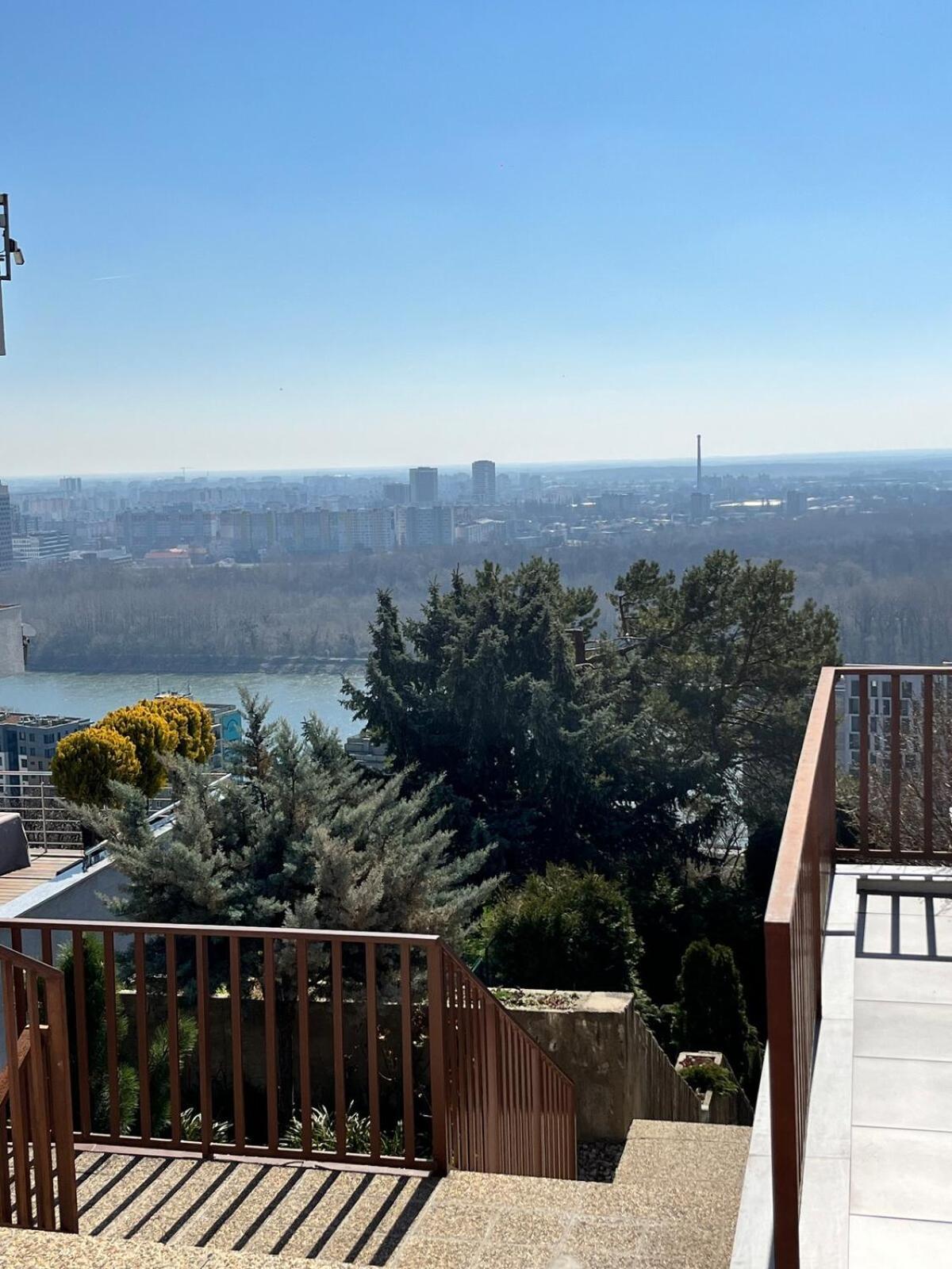 Amazing View Of The River Donau Apartment Pressburg